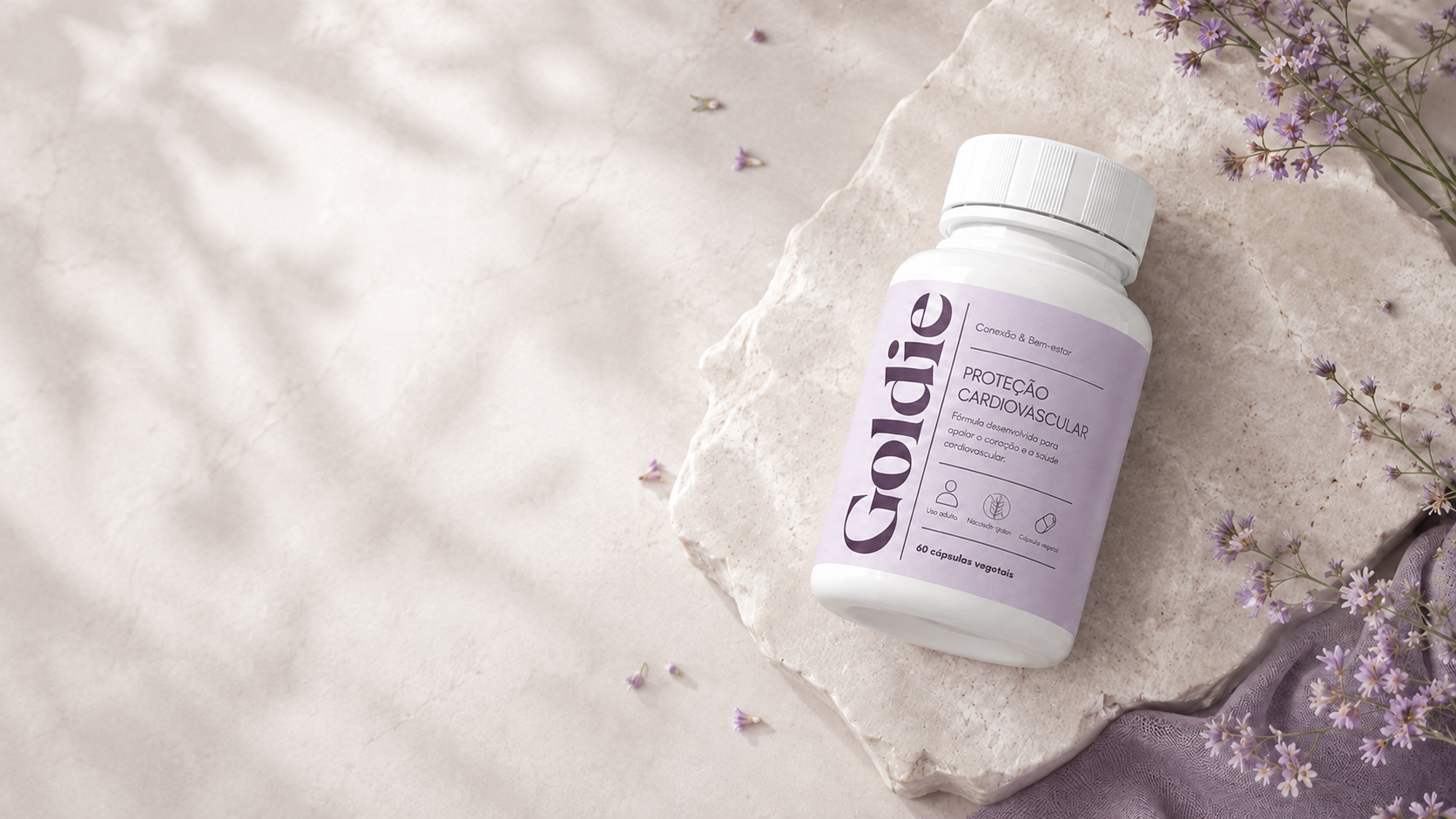 Frasco Goldie Proteção Cardiovascular em composição minimalista com flores